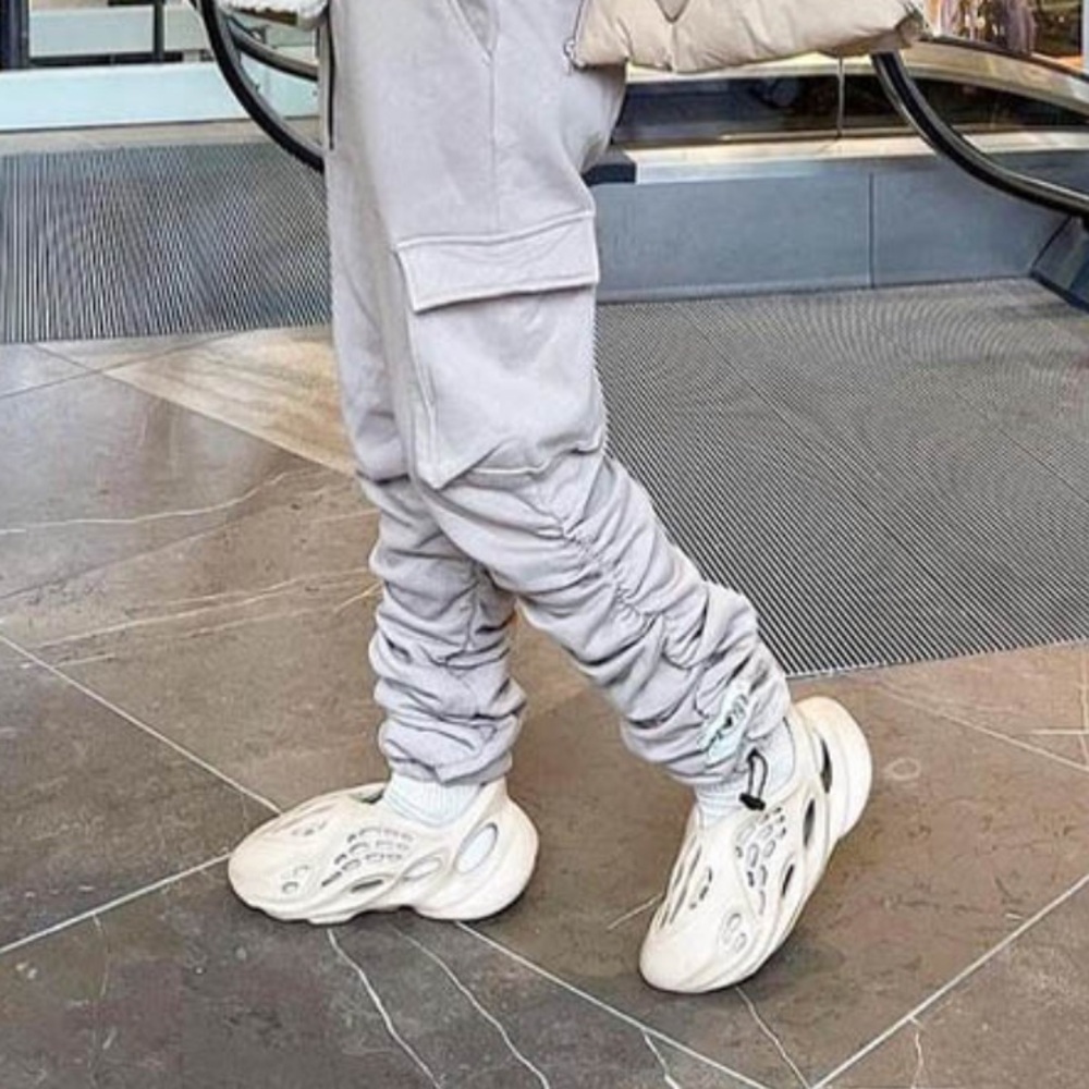 Yeezy Foam Runners in color SAND - Size 7.5 Women’s - Picture 2 of 3